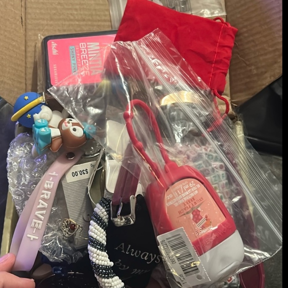 bundle of jewelry- costume, used for crafts or jewelry. Newer and clean. - Picture 7 of 16